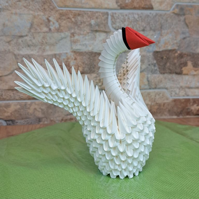 Schwan mit geöffneten Flügeln